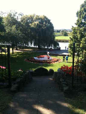 ghbnb_washlands_swan sculpture_0060_400px.jpg (28228 bytes)
